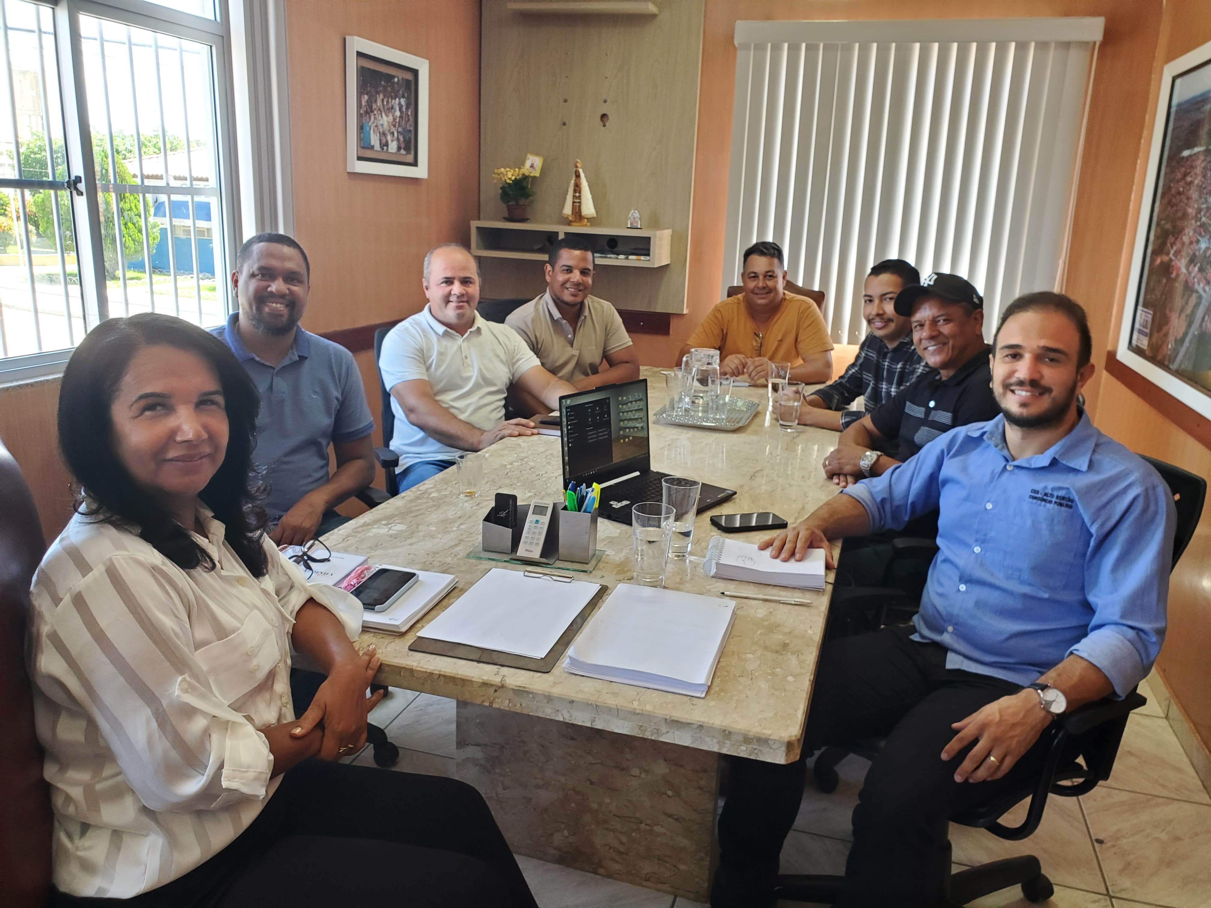 PREFEITA SE REÚNE COM ENGENHEIRO DO CDS ALTO SERTÃO PARA TRATAR DO ATERRO SANITÁRIO E OUTRAS DEMANDAS DO MUNICÍPIO
