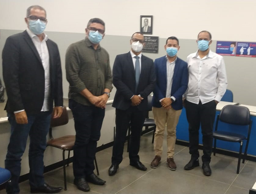 PREFEITO E ASSESSORIA PARTICIPAM DE REUNIÃO COM O NOVO JUIZ DA COMARCA DE CARINHANHA, DR. BRUNO BARROS